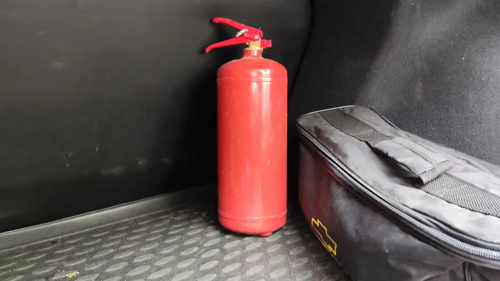Огнетушитель должен быть в каждом автомобиле: какой подходит и как выбрать