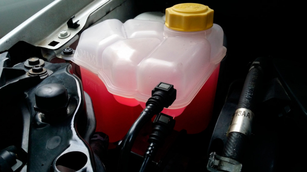 Когда нужно менять технические жидкости в автомобиле